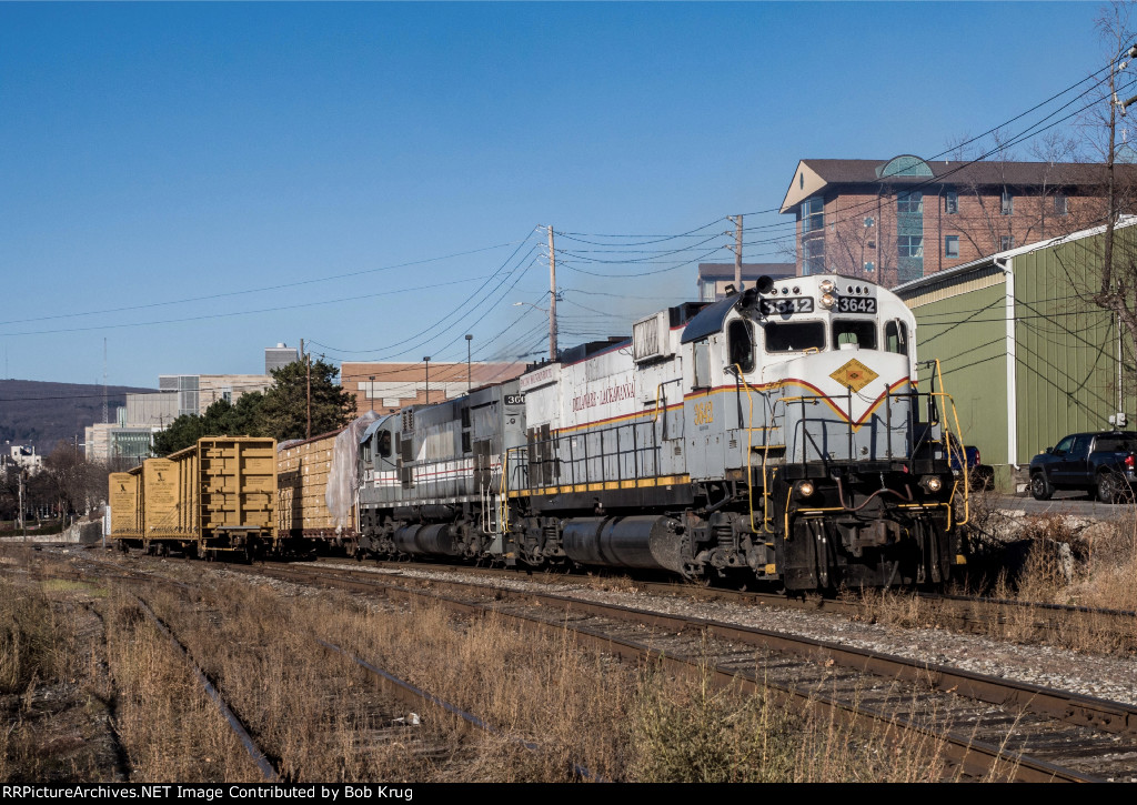 Delaware Lackawanna local freight train PO-74 gets underway eastbound at the University of Scranton 